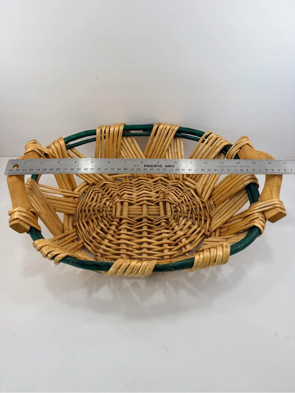 VTG Sunburst Wicker Centerpiece - Large 17